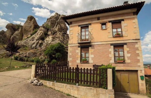 Pinilla de los Barruecos House | Holiday Home 'Chanin I' with Mountain View, Private Terrace and Wi-Fi