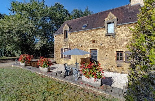 Prats-de-Carlux House | Holiday Home 'Le Petit Pech' with Shared Pool, Private Terrace and Wi-Fi