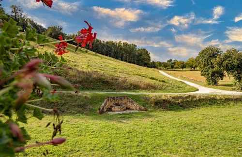 Prats-de-Carlux House | Holiday Home 'Maison Les Tilleuls' with Private Terrace, Private Garden and Wi-Fi
