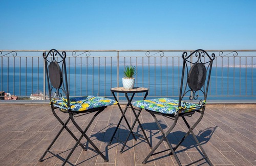 Monte Chiaro House | Holiday Home 'Camera Ulivo Con Vista Mare' with Sea View, Wi-Fi and Air Conditioning