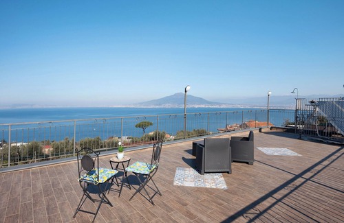 Monte Chiaro House | Holiday Home 'Camera Ulivo Con Vista Mare' with Sea View, Wi-Fi and Air Conditioning