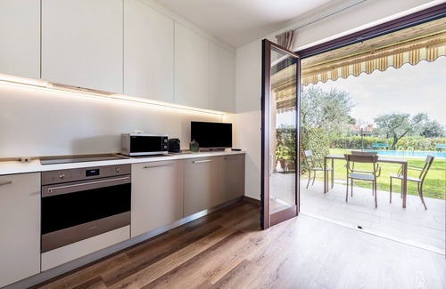 San Felice del Benaco Apartment | Holiday Apartment "Colibri" with Shared Pool