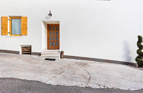 Brez House | Holiday Accommodation "Appartamento Pisani" with Balcony & Wi-Fi