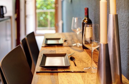Stuhlinger Old Town Apartment | Holiday Apartment 'Am Bahnhof Freiburg' with Wi-Fi