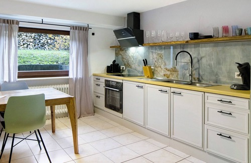 Ihringen Apartment | Holiday Apartment "Dreiländereck Am Kaiserstuhl" with Private Garden & Wi-Fi