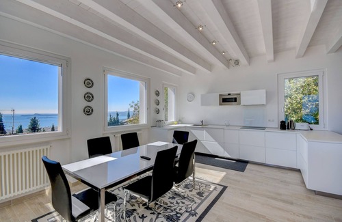 Pulciano Apartment | Holiday Apartment "Luxury 2" with Terrace and Lake View