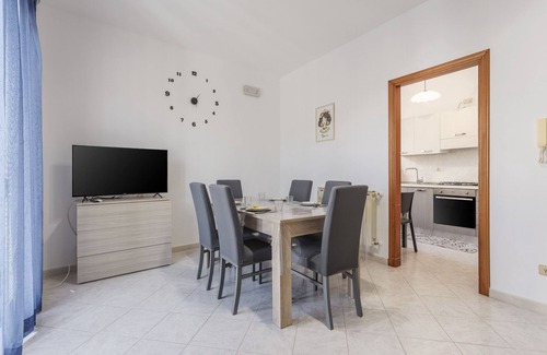 Contessa Entellina Apartment | Holiday Apartment "Contessa Vacanze Byron" with Mountain View, 2 Balconies & Wi-Fi