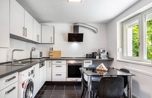 Kraiburg Apartment | Holiday Apartment 'Katharina' with Private Terrace, Shared Garden and Wi-Fi