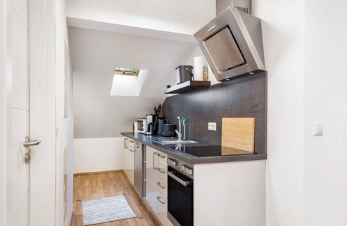 Kraiburg Apartment | Holiday Apartment 'Maximilian' with Shared Garden, Balcony and Wi-Fi