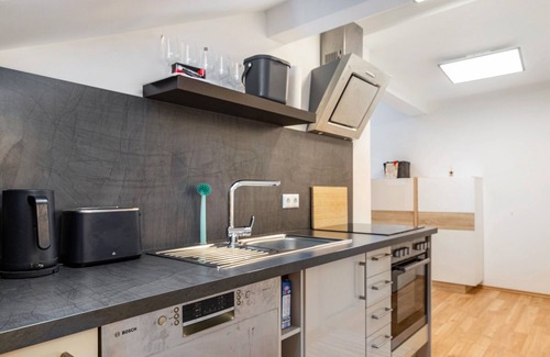 Kraiburg Apartment | Holiday Apartment 'Maximilian' with Shared Garden, Balcony and Wi-Fi