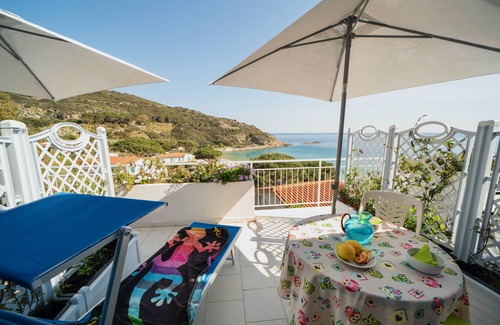 Cavoli Apartment | Holiday Apartment "Le Sirene Mono 2" near the Beach with Shared Terrace and Wi-Fi