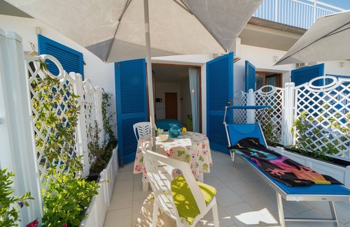 Cavoli Apartment | Holiday Apartment "Le Sirene Mono 2" near the Beach with Shared Terrace and Wi-Fi