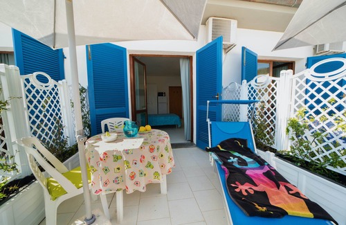Cavoli Apartment | Holiday Apartment "Le Sirene Mono 2" near the Beach with Shared Terrace and Wi-Fi