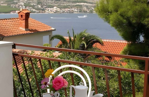 Okrug Donji Apartment | Holiday apartment 100 meters from the beach