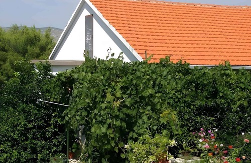 Okrug Donji Apartment | Holiday apartment 100 meters from the beach