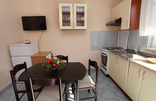 Okrug Donji Apartment | Holiday apartment 100 m from the beach