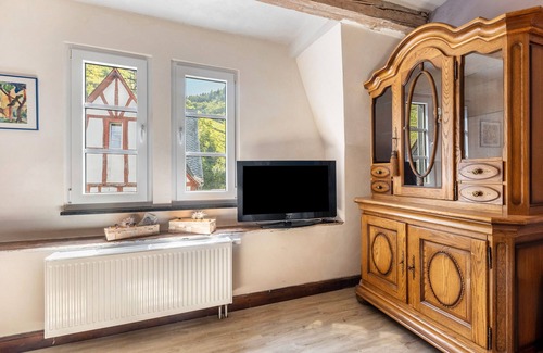 Neef Apartment | Holiday Apartment 2 in Winzerhaus Schenk with Mountain View and Wi-Fi