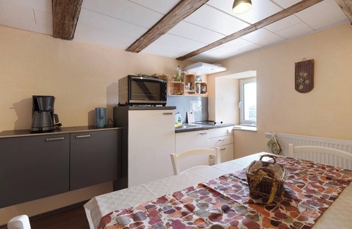Huefingen Apartment | Holiday Apartment 2 with Shared Garden and Wi-Fi