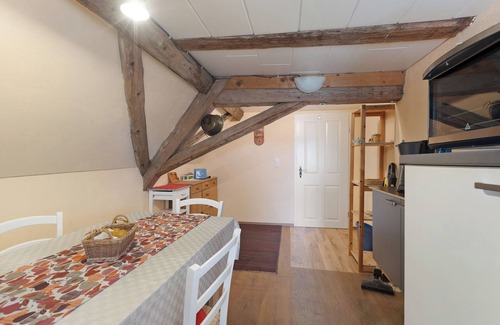 Huefingen Apartment | Holiday Apartment 2 with Shared Garden and Wi-Fi