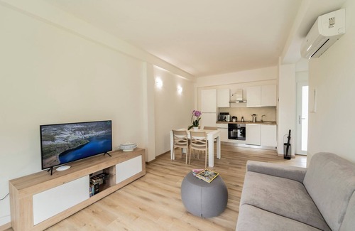 Carlazzo Apartment | Holiday Apartment "2" with Lake View, Shared Pool & Shared Garden