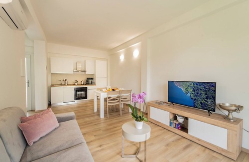 Carlazzo Apartment | Holiday Apartment "3" with Lake View, Shared Pool & Wi-Fi