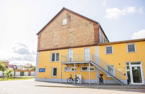 Neukalen Apartment | Holiday Apartment '4 - 6 People' with Shared Terrace and Wi-Fi