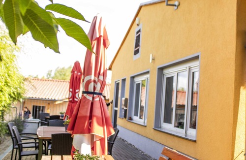 Neukalen Apartment | Holiday Apartment '4 - 6 People' with Shared Terrace and Wi-Fi