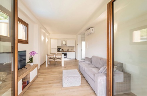 Carlazzo Apartment | Holiday Apartment "4" with Lake View, Shared Pool & Wi-Fi