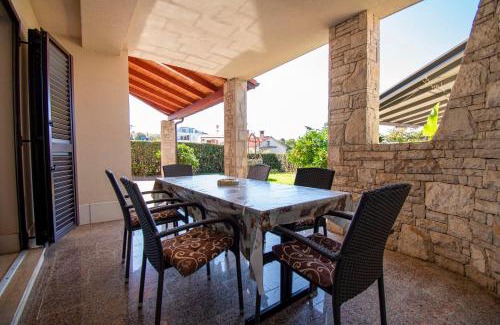 Pjescana Uvala Apartment | Holiday apartment 50m from the beach
