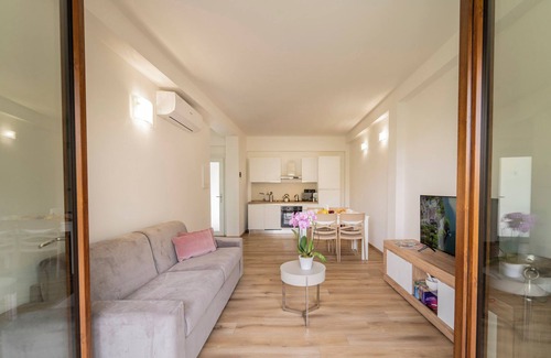 Carlazzo Apartment | Holiday Apartment "6" with Lake View, Shared Pool & Wi-Fi