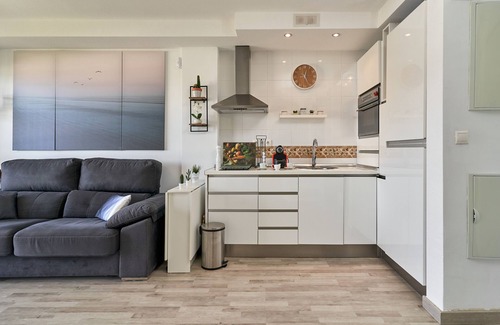 Rio Velez Apartment | Holiday Apartment 'Abierto Al Mar' with Sea View, Shared Pool & Wi-Fi