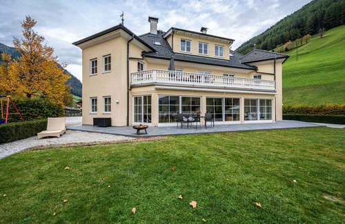 Valle Aurina Apartment | Holiday Apartment 'Alpen Living' with Mountain View, Shared Garden & Wi-Fi