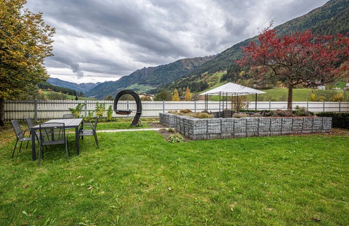 Valle Aurina Apartment | Holiday Apartment 'Alpen Living' with Mountain View, Shared Garden & Wi-Fi