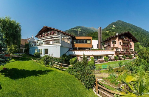 Saltusio Apartment | Holiday Apartment "Alpenhof Lodge Ifinger" with Mountain View, Breakfast, Wellness & Wi-Fi