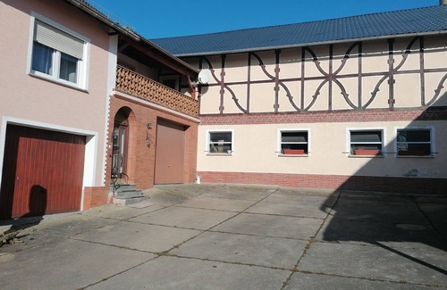 Badenhard Apartment | Holiday Apartment 'Auf Dem Land' with Shared Terrace, Shared Garden and Wi-Fi