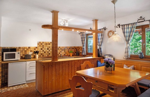 Bad Toelz Apartment | Holiday Apartment 'Auszeit Brunner' with Private Terrace, Shared Garden and Wi-Fi