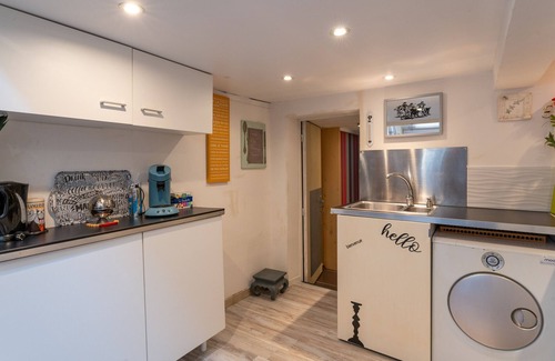 Manduel Apartment | Holiday Apartment "Aux portes de la Camargue" with Private Terrace, Shared Tennis Court & Wi-Fi