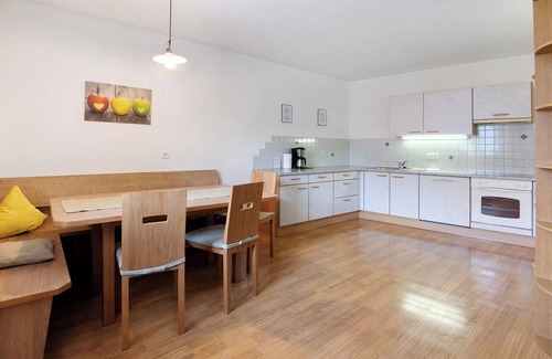 Silandro Apartment | Holiday Apartment 'Bertollhof Apfelerlebnis' with Mountain View, Shared Garden & Wi-Fi