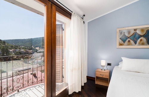 Orani Apartment | Holiday Apartment "Casa Dello Scultore" with Mountain View & 3 Balconies