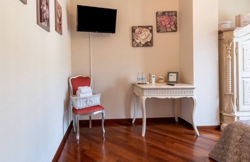 Puliciano Apartment | Holiday Apartment "Casa Le Rose" with Mountain View, Private Terrace & Wi-Fi