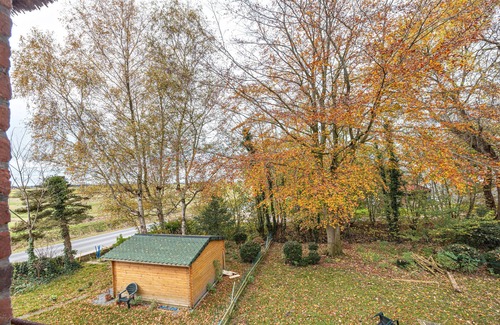 Barlt Apartment | Holiday Apartment 'Das Eulennest' with Shared Terrace and Garden