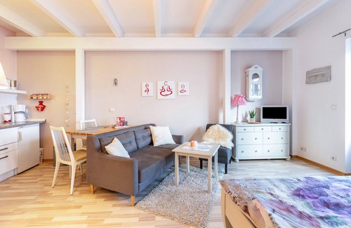 Cecilienkoog Apartment | Holiday Apartment "Denkerhof Rosenquarz" with Shared Garden & Wi-Fi