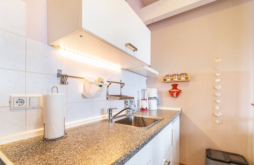 Cecilienkoog Apartment | Holiday Apartment "Denkerhof Rosenquarz" with Shared Garden & Wi-Fi