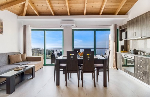 Tsoukaladhes Apartment | Holiday Apartment 'Deluxe King Suite 6' with Sea View, Shared Pool & Wi-Fi