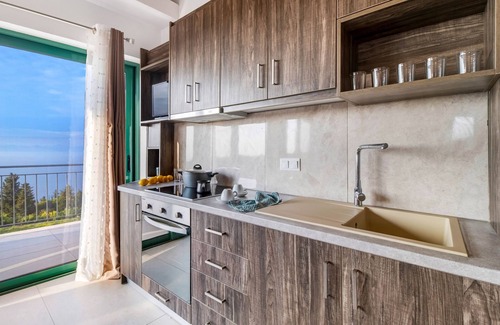 Tsoukaladhes Apartment | Holiday Apartment 'Deluxe King Suite 6' with Sea View, Shared Pool & Wi-Fi