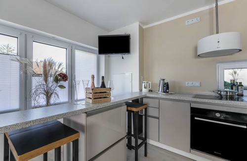 Heide Apartment | Holiday Apartment "Deluxe" with Shared Terrace & Wi-Fi