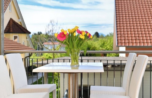 Enzisweiler Apartment | Holiday Apartment 'Dinkelbach Landhaus 1 C - Vacation for the Whole Family' with Mountain View and Wi-Fi