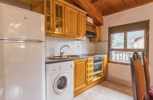 Les Iglesies Apartment | Holiday Apartment "Casa Batlle Ginebro" with Mountain View & Wi-Fi