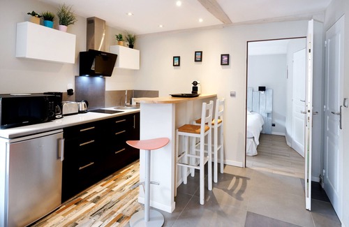 Behobie Apartment | Holiday Apartment "Escapade Au Pays Basque 2 À 4 Pers" with Balcony, Shared Garden & Wi-Fi