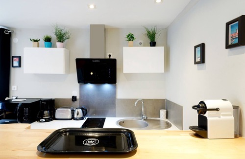 Behobie Apartment | Holiday Apartment "Escapade Au Pays Basque 2 À 4 Pers" with Balcony, Shared Garden & Wi-Fi